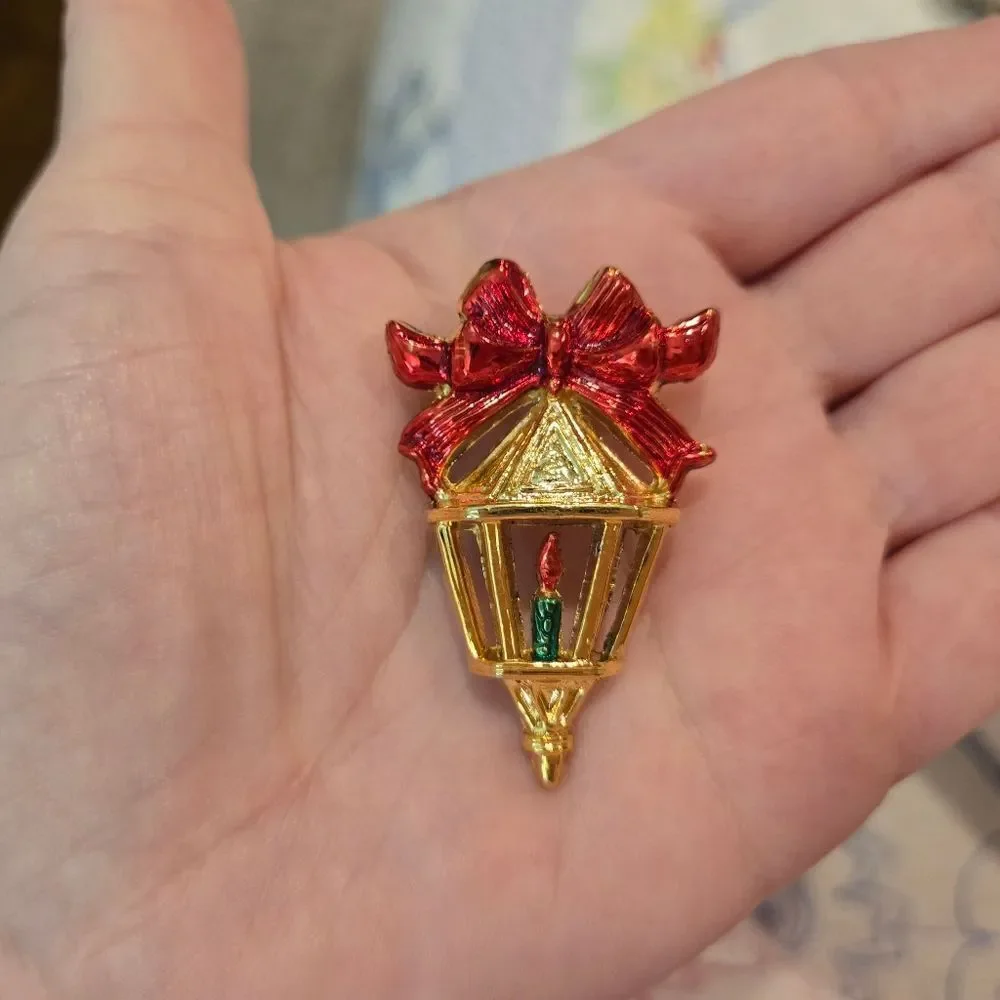 🎄🛍❤️ VINTAGE CHRISTMAS LANTERN BROOCH PIN